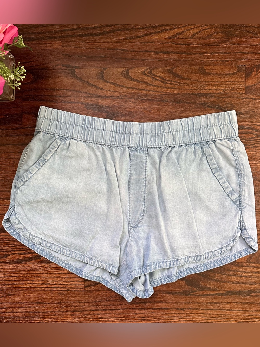 American Eagle pull on lightweight shorts, size M